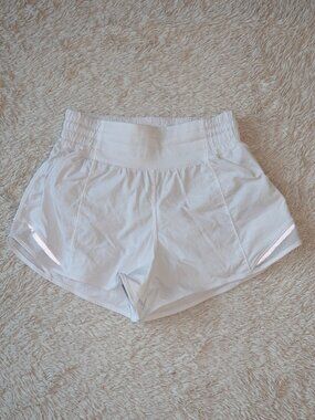 Women's Size 2 Lululemon Hotty Hot High-Rise Lined Short 2.5" Inseam, Like New